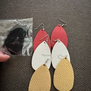Leather teardrop style earrings set